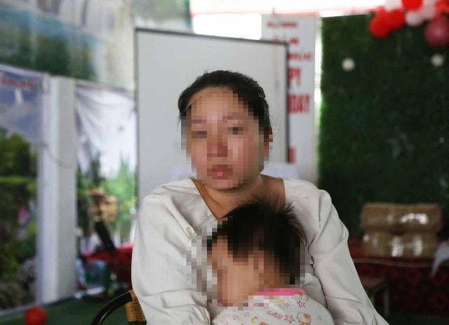 Chị T. cho biết, thời điểm biết nhà hàng bị lừa, nghĩ đến số cỗ và rạp đã dựng, 2 vợ chồng chỉ biết ôm nhau khóc. (Ảnh: CTV).