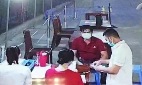 Nguyễn Văn Móm (mặc áo màu đỏ) lấy mẫu Text nhanh Covid-19 tại Bệnh viện ĐKTT An Giang.