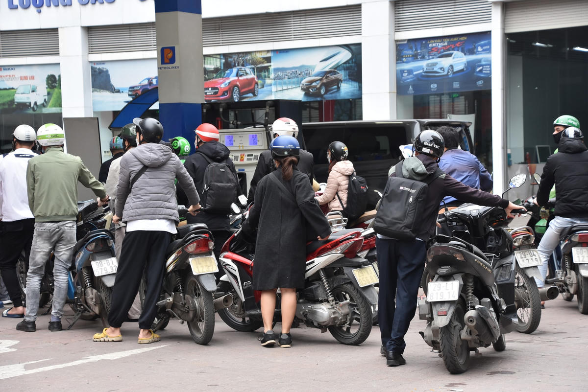 Tại cây xăng Xuân Thuỷ, tình trạng đông đúc cũng diễn ra tương tự. Trước đó vào chiều qua, cây xăng này cũng "thất thủ" vì người dân đổ xô đến "tiếp xăng".