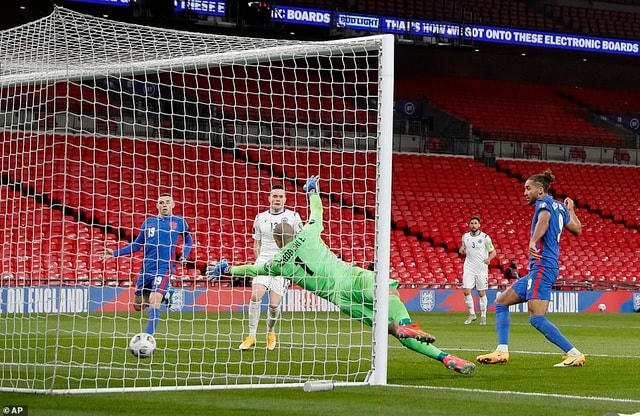 Dominic Calvert-Lewin ghi bàn sau tình huống kiến tạo của Jesse Lingard.  