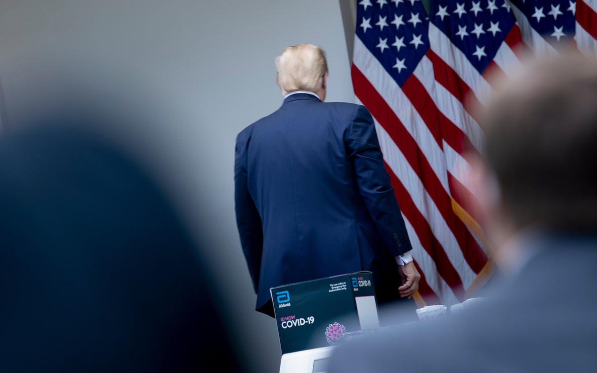 Tổng thống Mỹ Donald Trump khó xử với Covid-19.
