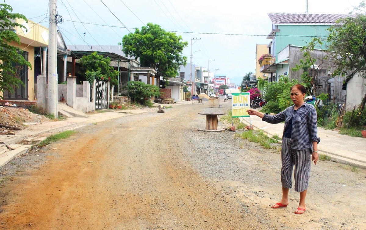 Bà Quang than phiền về việc đường Đỗ Đăng Tuyển làm đã lâu mà chưa xong.
