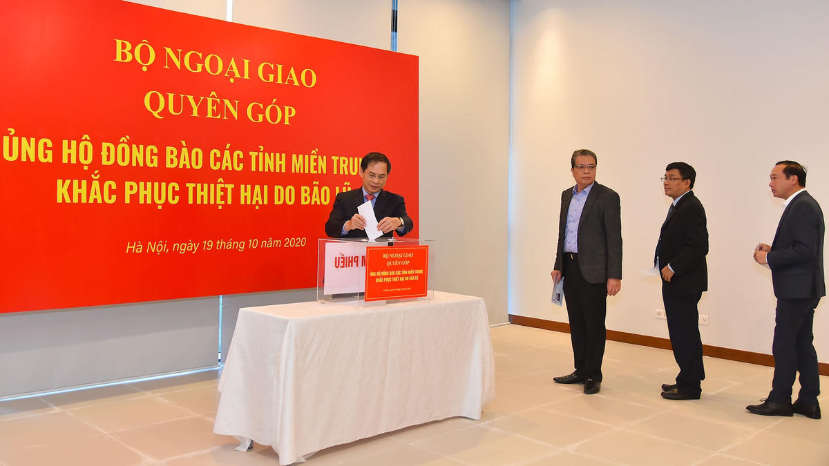 Các đồng chí lãnh đạo, cán bộ, công chức, viên chức Bộ Ngoại giao ủng hộ đồng bào miền Trung