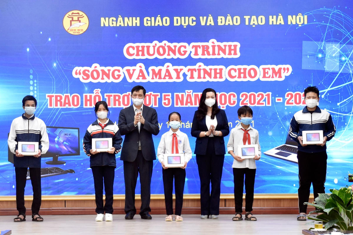 Trong đợt 5 của chương trình “Sóng và máy tính cho em”, các đơn vị đã tặng 500 bộ máy tính, máy tính bảng cho ngành Giáo dục Hà Nội để gửi tới những học sinh còn khó khăn, thiếu thiết bị để học trực tuyến.