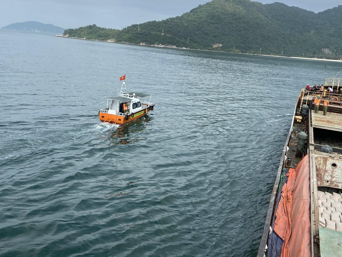 Lực lượng BĐBP sẵn sàng ứng cứu sự cố tràn dầu trên biển do tàu gặp nạn gây ra.