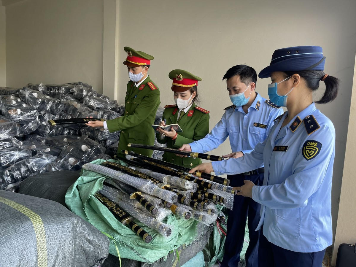 Lực lượng chức năng tiến hành lập biên bản, tạm giữ số hàng hóa không có giấy tờ.