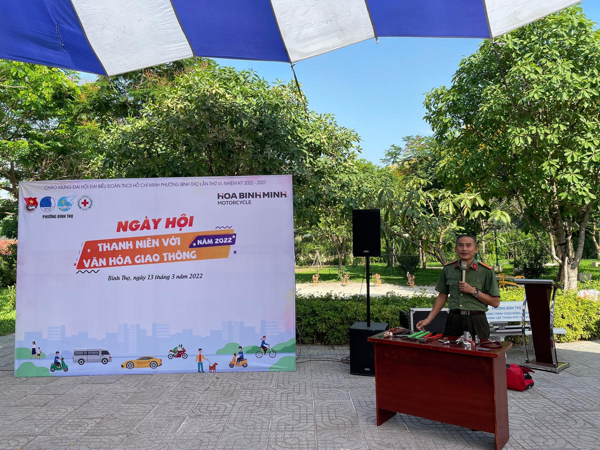 Cán bộ thuộc Công an TP Thủ Đức tuyên truyền tại ngày hội sáng 13/3 (Ảnh: Hồng Phúc).