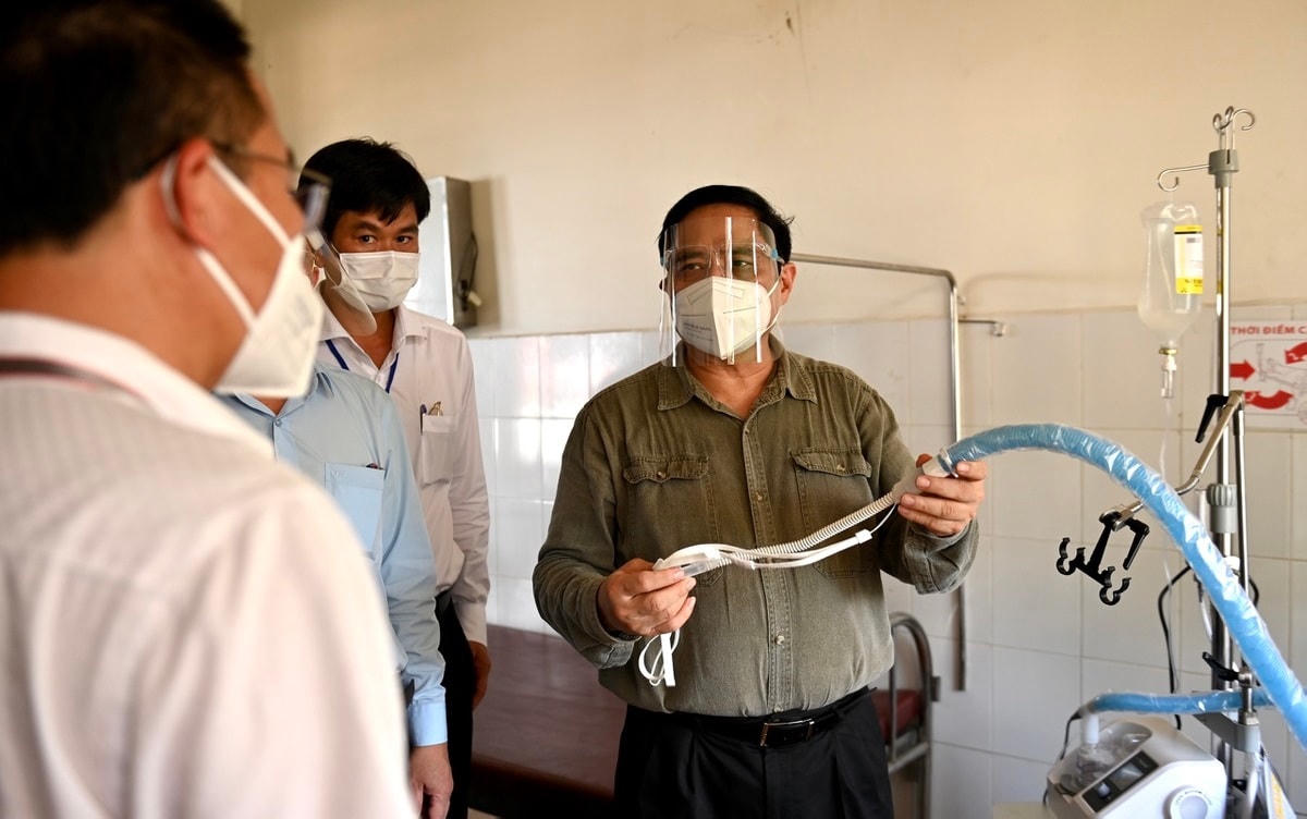 Thủ tướng kiểm tra trang thiết bị tại phòng khám của bệnh viện dã chiến. Ảnh: Thuận Thắng.