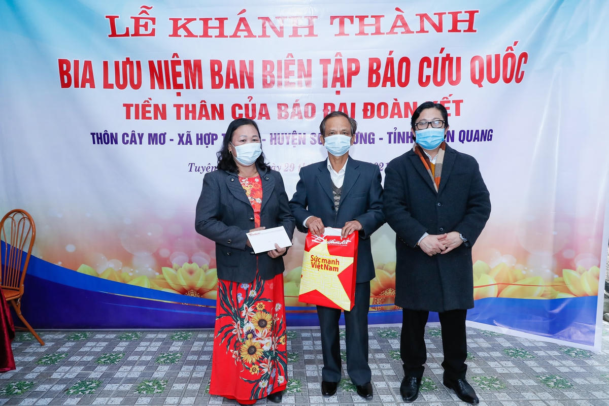 Quyền Tổng Biên tập Lê Anh Đạt tặng quà gia đình ông Ma Văn Bằng. Ảnh: Quang Vinh.