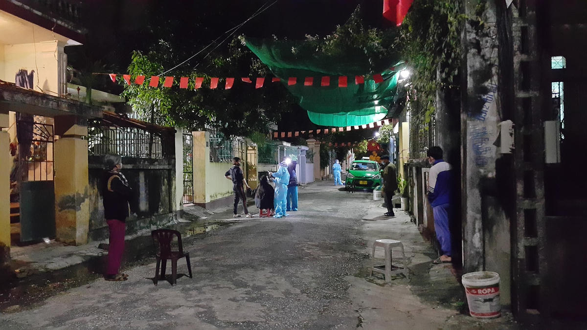 Cán bộ Y tế Thanh Hóa xuyên đêm lấy mẫu xét nghiệm cho người dân trên địa bàn.