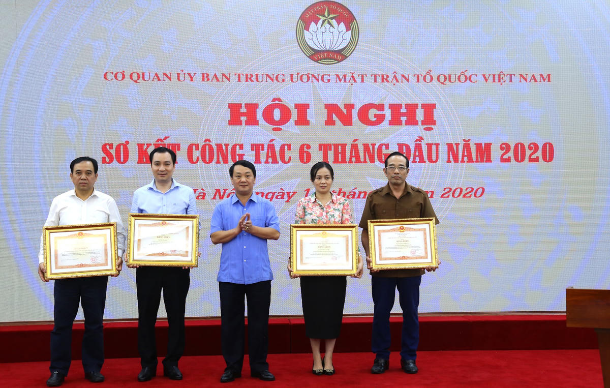 Phó Chủ tịch - Tổng Thư ký Hầu A Lềnh trao Bằng khen của Thủ tướng Chính phủ cho các ban, đơn vị.