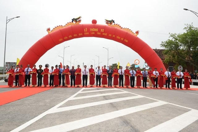 Thủ tướng Chính phủ Nguyễn Xuân Phúc dự lễ cắt băng khánh thành cầu Cửa Hội bắc qua Sông Lam.
