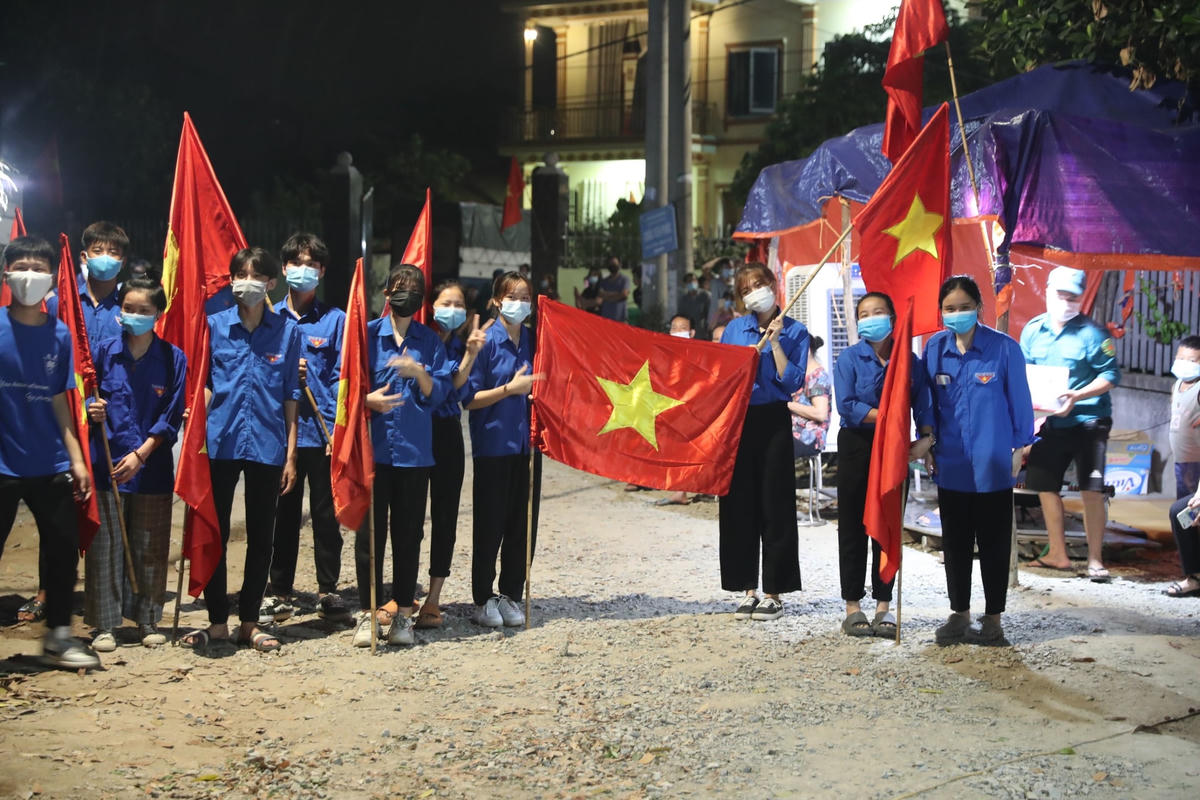 Đoàn viên thanh niên xã Việt Hùng có mặt hoà chung khoảnh khắc hân hoan. Đây cũng là một trong những lực lượng tích cực tham gia phòng, chống dịch trong những ngày vừa qua. Ảnh: Quang Vinh. 