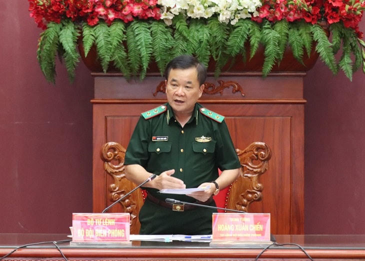 Trung tướng Hoàng Xuân Chiến phát biểu chỉ đạo tại buổi làm việc. Ảnh: Biên phòng.