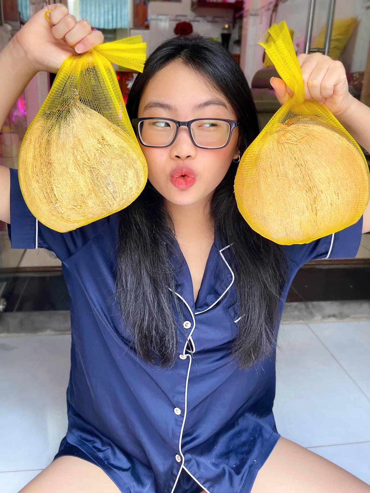 Nữ ca sĩ không biết lý do nhiễm bệnh bắt nguồn từ đâu. Theo cô, 1 lý do dễ hiểu nhất có lẽ là do má đi siêu thị để mua nhu yếu phẩm (thời điểm này nhà nước vẫn cho người dân đăng kí phiếu đi siêu thị mỗi tuần).