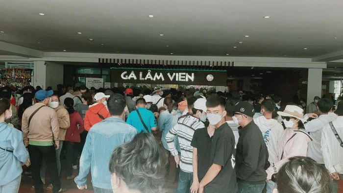 Hàng ngàn du khách đứng chờ gần 2 giờ mới mua được vé đi cáp treo lên Núi Cấm.