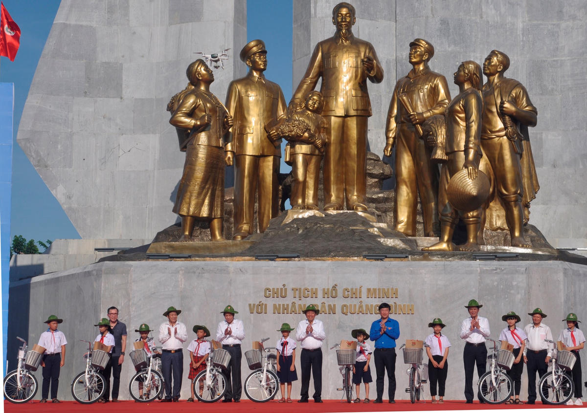 Phó Thủ tướng Thường trực Chính phủ Trương Hòa Bình cùng lãnh đạo Trung ương Đoàn và tỉnh Quảng Bình tặng quà cho các em học sinh nghèo.