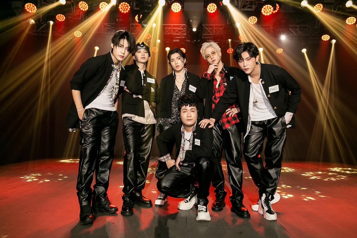 Uni5 thể hiện sự quyết tâm trong đêm chung kết.  