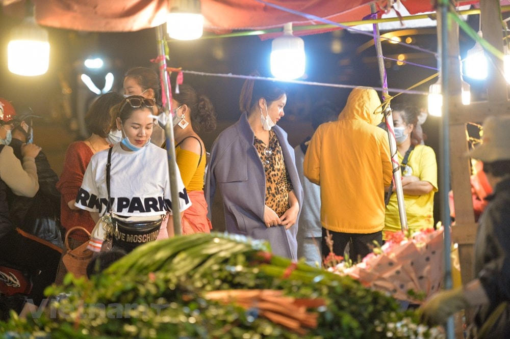Người dân Thủ đô đã quen tới đây để lựa chọn hoa mỗi khi có dịp đặc biệt. Ảnh: Minh Sơn/Vietnam+.  