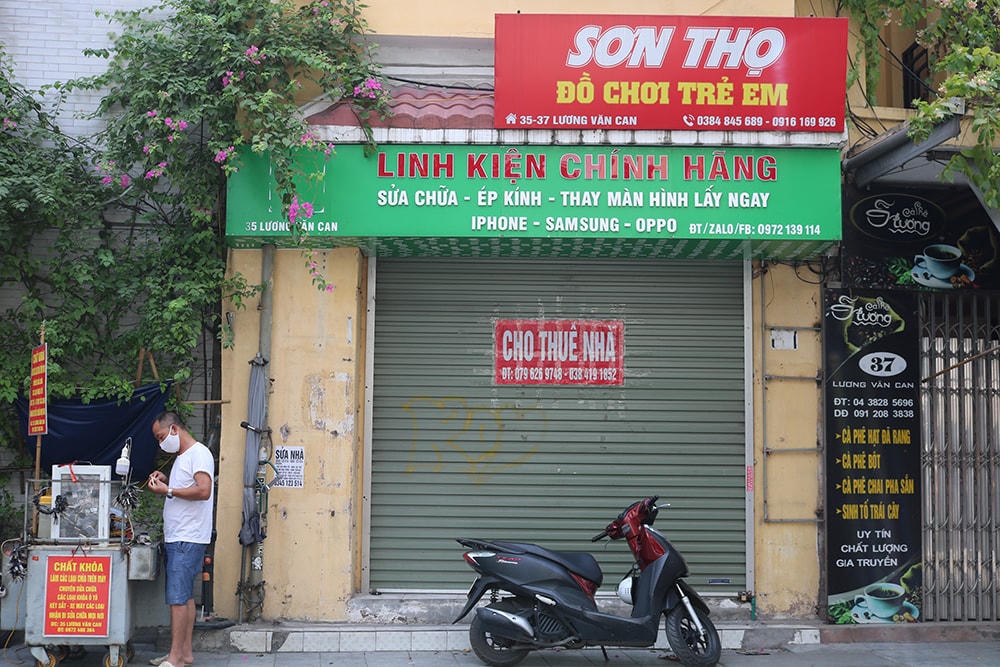 Một cửa hàng đồ chơi trên phố Lê Văn Can đóng cửa, treo biển cho thuê cửa hàng.