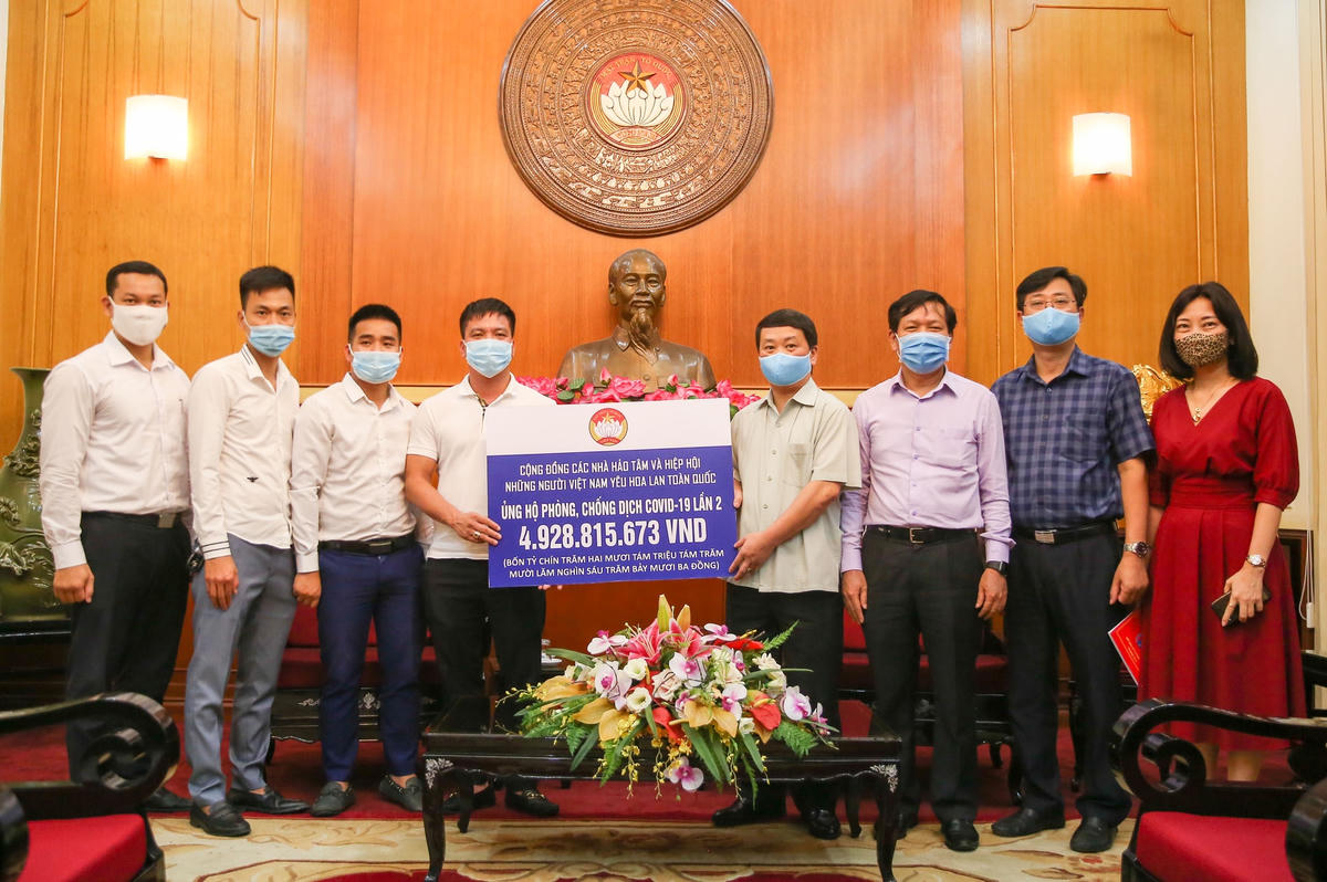 Phó Chủ tịch - Tổng Thư ký Hầu A Lềnh tiếp nhận ủng hộ từ cộng đồng các nhà hảo tâm và hiệp hội những người yêu hoa lan toàn quốc. Ảnh: Đức Thuận.