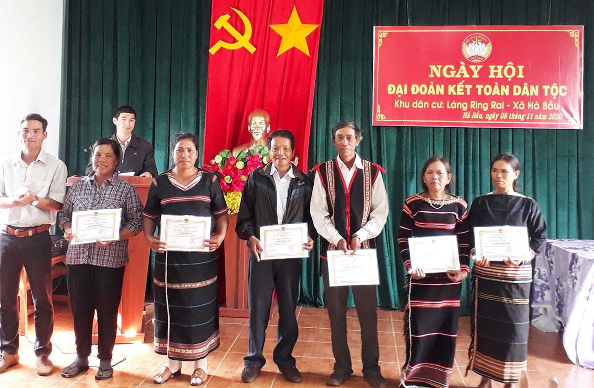 Tặng Giấy khen cho các gia đình tiêu biểu của làng Ring Rai đạt danh hiệu Gia đình văn hóa 3 năm liền tại Ngày hội Đại Đoàn kết năm 2020.