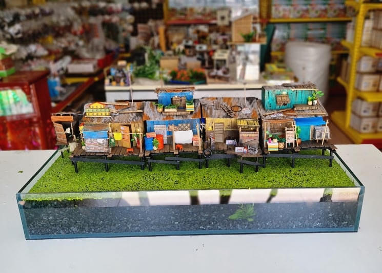 Không gian cửa hàng, xe bánh mì, hớt tóc vỉa hè… được tái hiện qua các mô hình chỉ nhỏ bằng bàn tay. Ảnh: NVCC. 