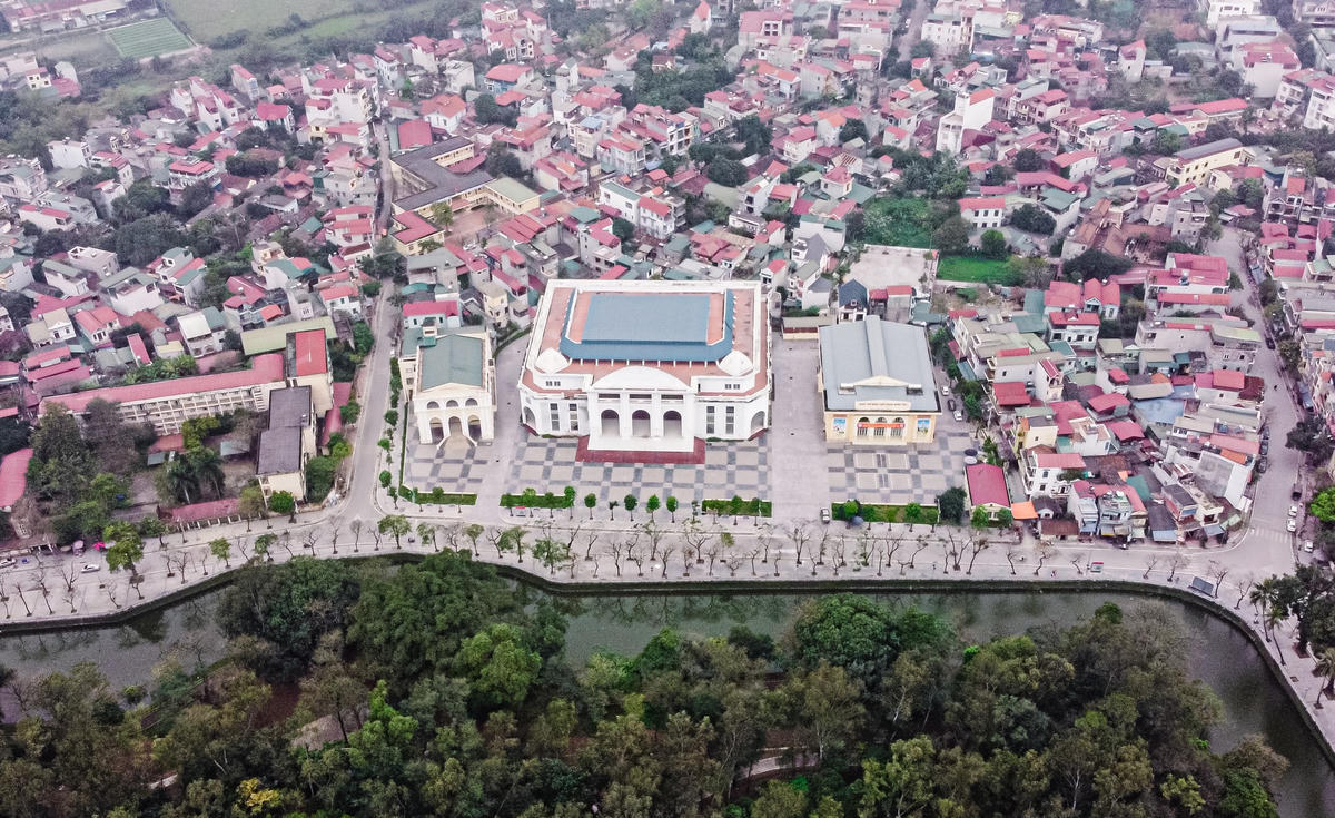 Tuyến phố đi bộ này xung quanh hào Thành cổ Sơn Tây có tổng chiều dài 820m, tổng diện tích sử dụng 34.550m2. 