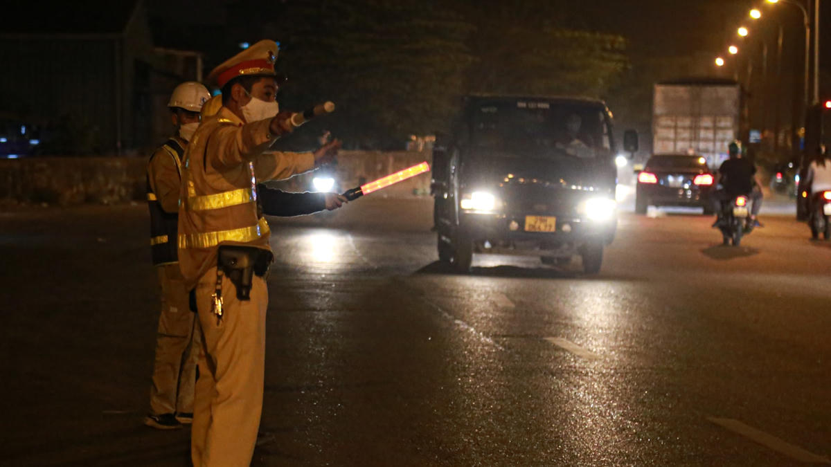 Theo phương án phân luồng, các xe tải, ô tô khách đi theo hướng đường Nguyễn Khoái, Bạch Đằng và lên cầu Thanh Trì trong thời gian thi công. Đồng thời, một con đường tạm dưới gầm cầu cũng được xây dựng để thay thế đường Bạch Đằng đoạn qua dự án.