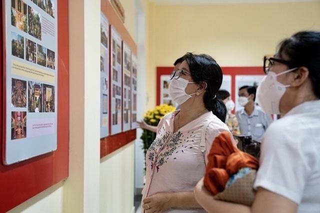 Khách thăm quan phòng trưng bày di tích được xếp hạng của TP Thủ Đức.