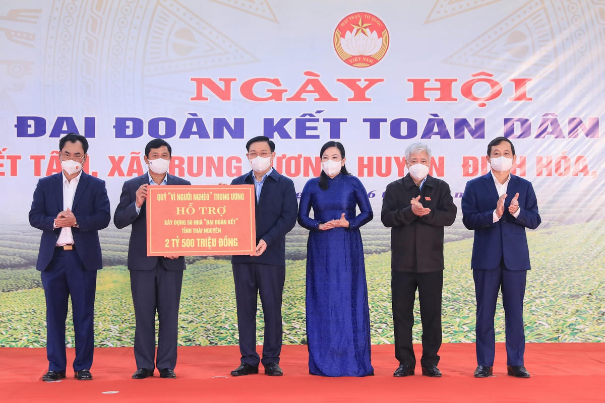 Chủ tịch Quốc hội Vương Đình Huệ, Chủ tịch UBTƯ MTTQ Việt Nam Đỗ Văn Chiến trao hỗ trợ số tiền 2,5 tỷ đồng để xây nhà đại đoàn kết cho hộ nghèo trên địa bàn tỉnh Thái Nguyên.