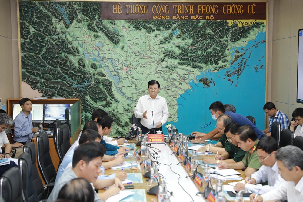 Phó Thủ tướng Trịnh Đình Dũng nhấn mạnh các tỉnh Trung Bộ cần kịp thời triển khai các phương án ứng phó theo phương châm “bốn tại chỗ”.