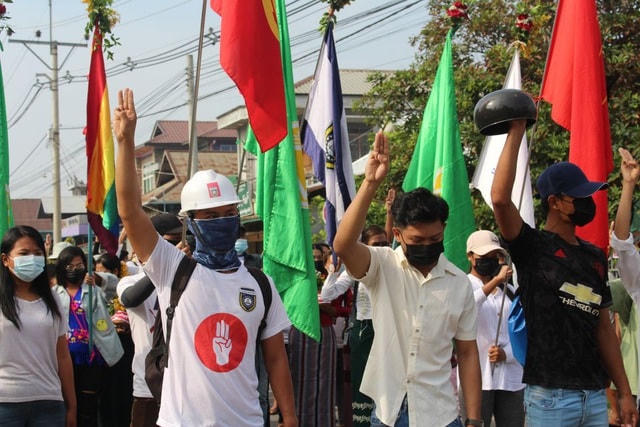Làn sóng biểu tình phản đối binh biến ở Myanmar vẫn tiếp diễn. (Ảnh: Reuters).