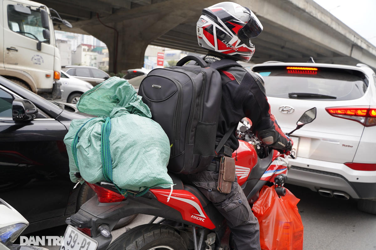 Người dân đổ về quê nghỉ Tết sớm, đường phố cửa ngõ Hà Nội ùn ứ kéo dài