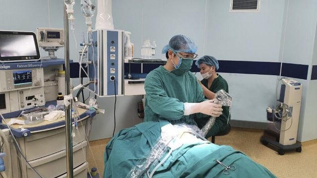 Các bác sĩ chuẩn bị thực hiện phẫu thuật cho bệnh nhi.