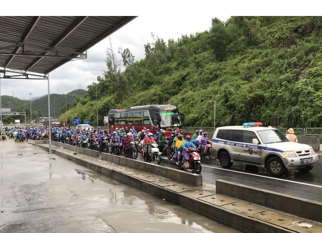 Từ tối 6 đến sáng 7/10, hàng ngàn người dân cùng phương tiện từ các tỉnh, thành phía Nam để về quê tránh dịch lần đầu tiên lưu thông qua hầm Hải Vân.