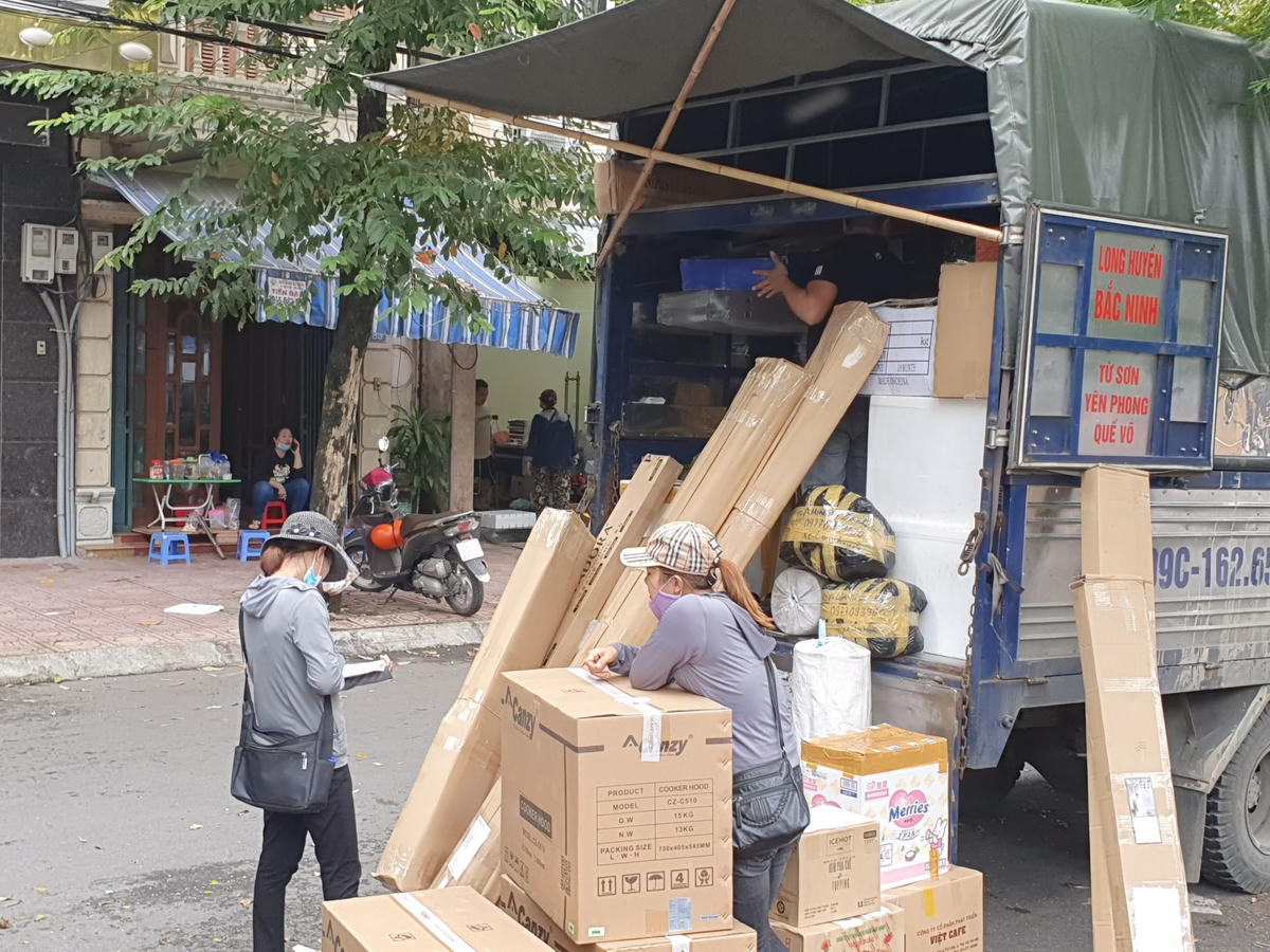 Các tiểu thương đã tất bật chuẩn bị cho công việc kinh doanh sau hơn 2 tháng chợ đóng cửa.