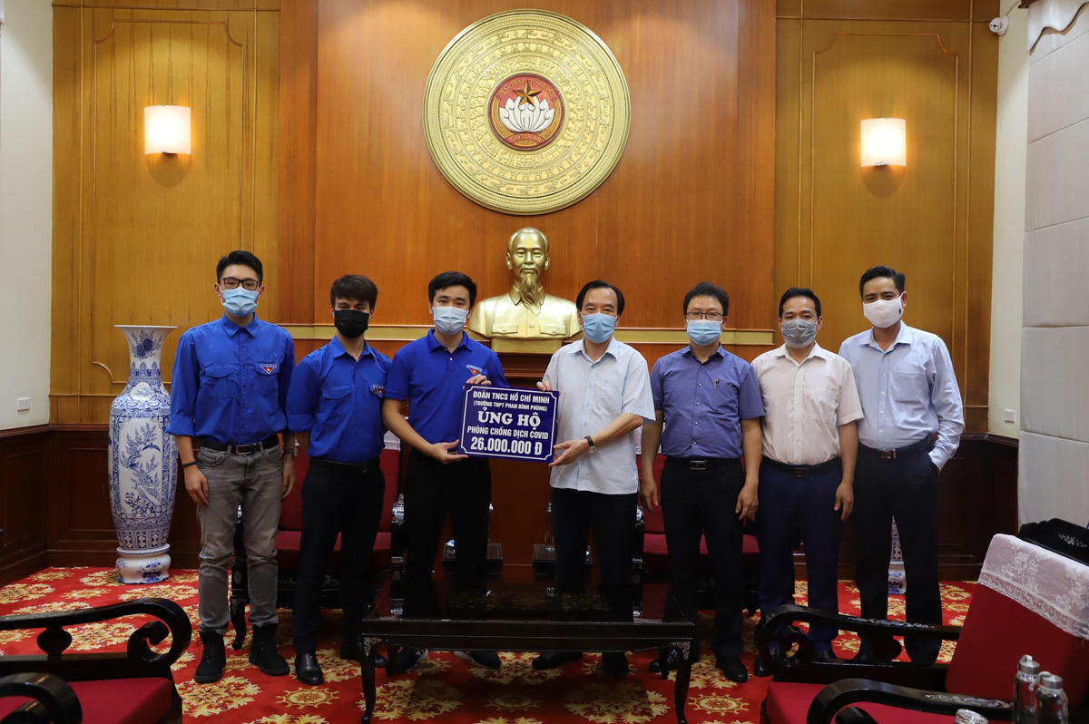 Phó Chủ tịch Ngô Sách Thực tiếp nhận ủng hộ từ Đoàn TNCS Hồ Chí Minh Trường THPT Phan Đình Phùng (Hà Nội). 