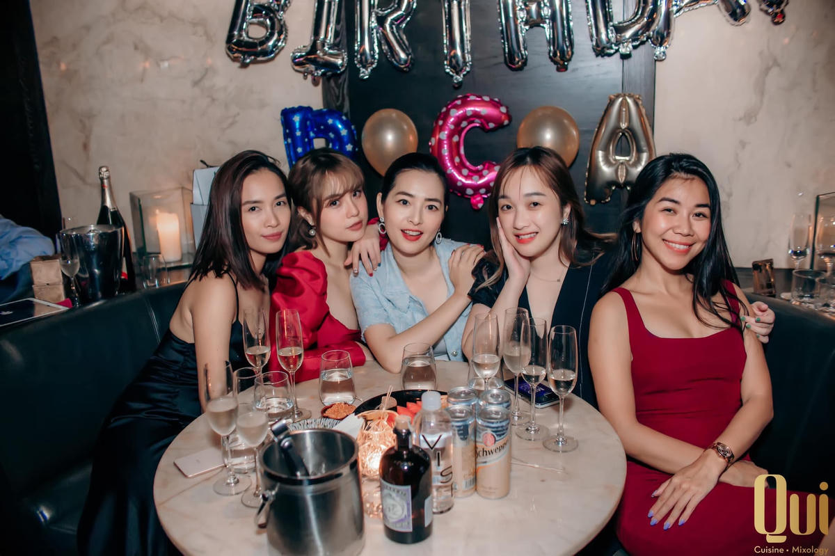 Phan Lê Ái Phương đăng hình chụp cùng những người bạn thân thiết dịp sinh nhật vừa qua. Cô gửi lời cảm ơn tất cả vì: “Trộm vía năm 2020 gần trôi qua rồi. Mọi người, mọi thứ vẫn còn đây”.  