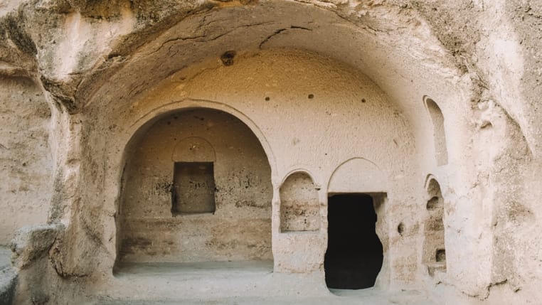 Hàng loạt hang động và căn phòng phức tạp đã được khoét sâu vào lòng của dãy núi Erusheti. Ảnh: CNN.