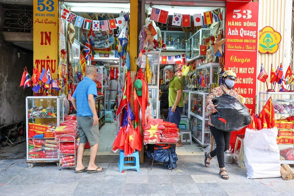 Sản phẩm cờ của làng Từ Vân không chỉ cung cấp cho hầu hết các cửa hàng ở Hà Nội mà còn xuất đi nhiều địa phương trên cả nước với số lượng lớn. (Ảnh: Minh Sơn/Vietnam+).