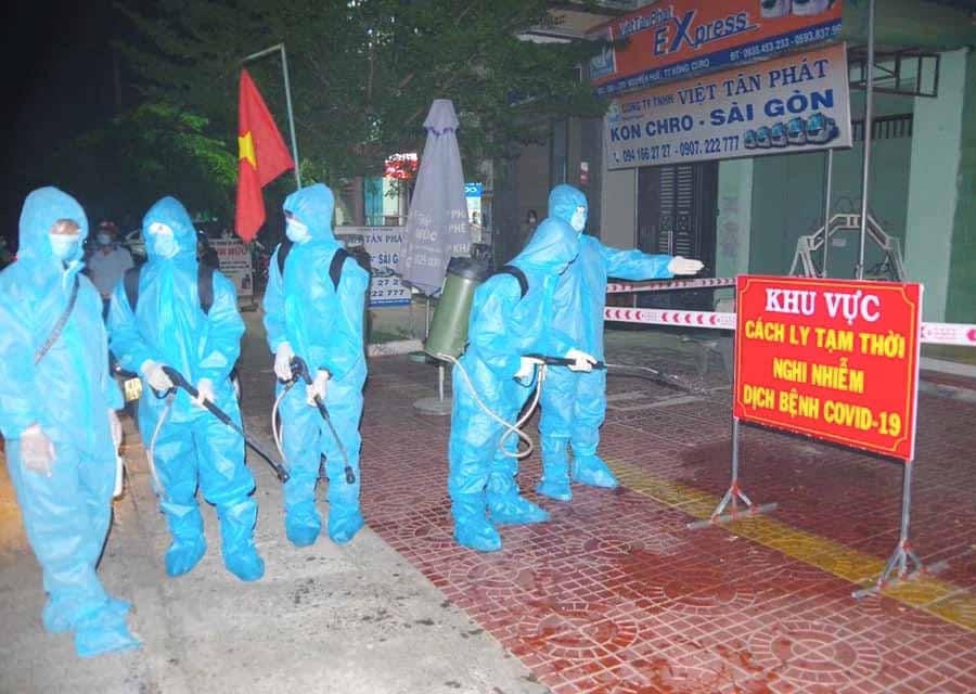 Lực lượng Tiểu đội, Sư đoàn Bộ binh 2, Quân khu 5, thực hiện phun khử khuẩn tại các điểm cách ly tại nhà. 
