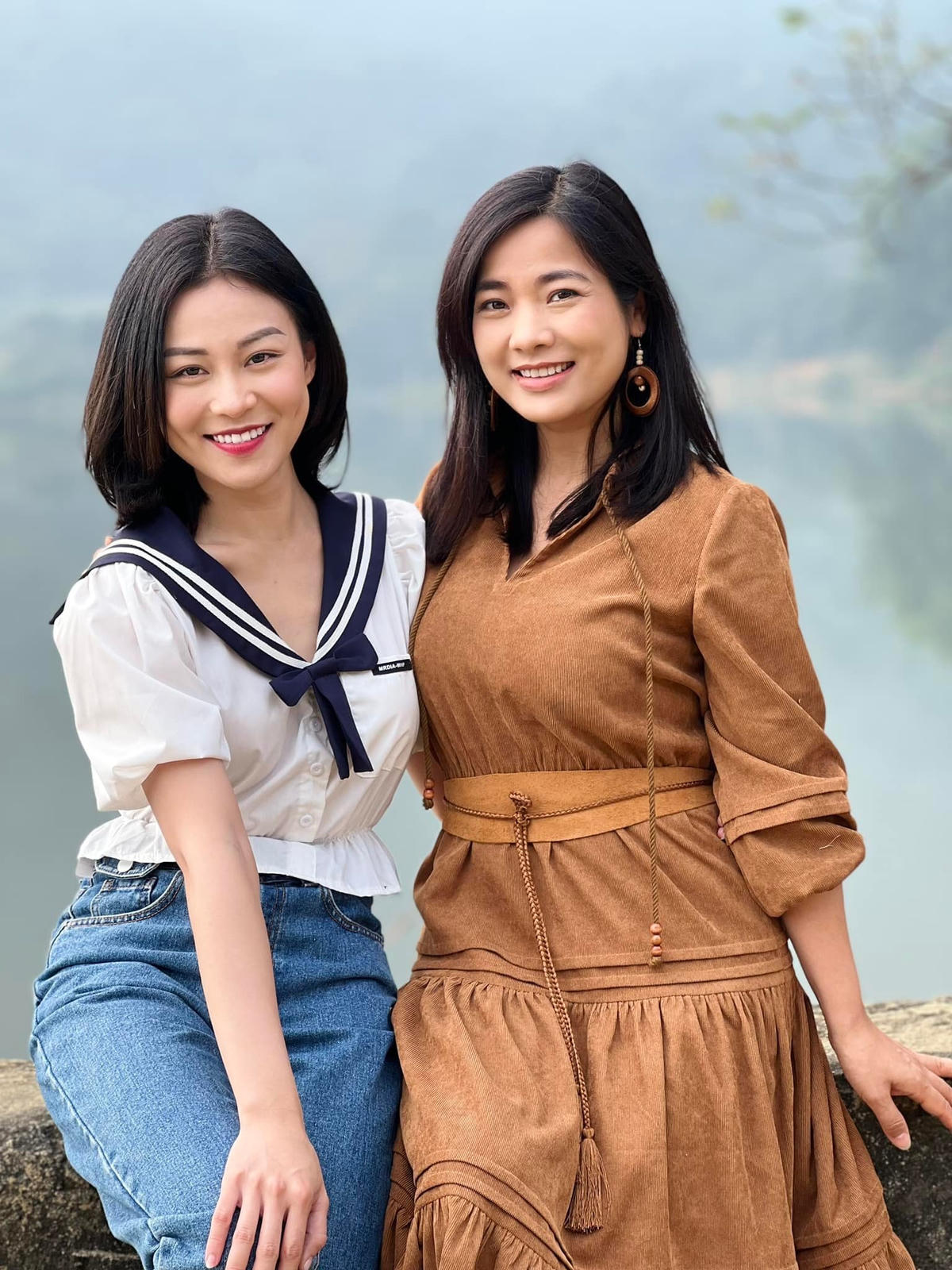 Khác với tạo hình chị bán hoa ở làng quê, Đàm Hằng ngoài đời dù đã gần 40 tuổi nhưng vẫn vô cùng ngọt ngào, xinh đẹp, trẻ trung.