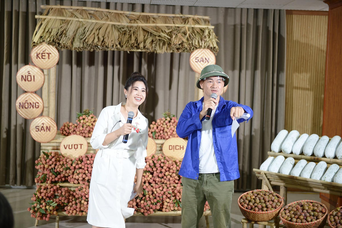 Trong bộ quần áo lao động giản dị màu xanh, anh chia sẻ câu chuyện về tuổi thơ với quả vải thiều.