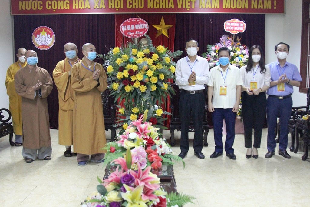 Phó Chủ tịch UBND tỉnh Hà Tĩnh Đặng Ngọc Sơn tặng hoa chúc mừng Giáo hội Phật giáo Việt Nam tỉnh Hà Tĩnh.