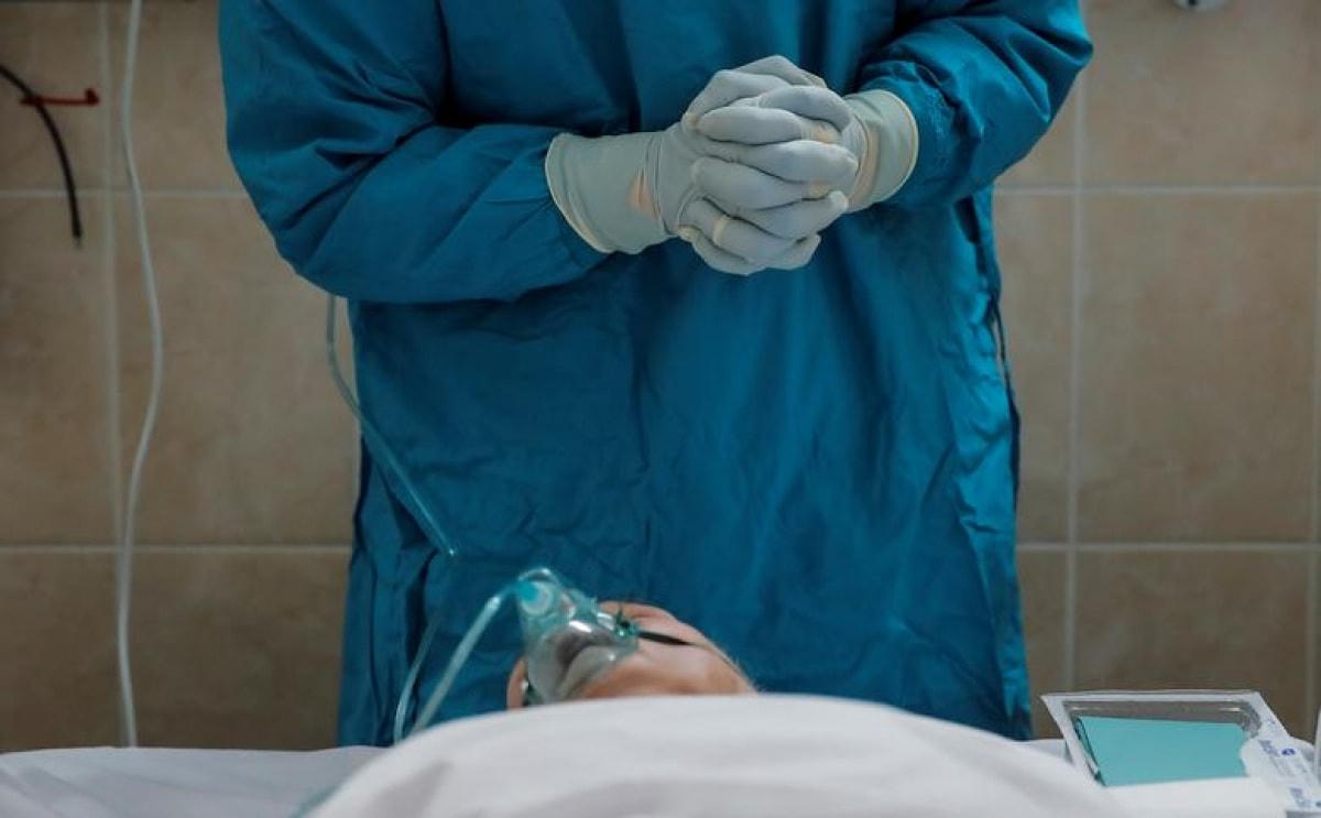 Một nhân viên y tế chuẩn bị đưa một bệnh nhân mắc Covid-19 vào phòng chăm sóc tích cực tại Bệnh viện thành phố số 52 ở Moscow, Nga ngày 8/10.  