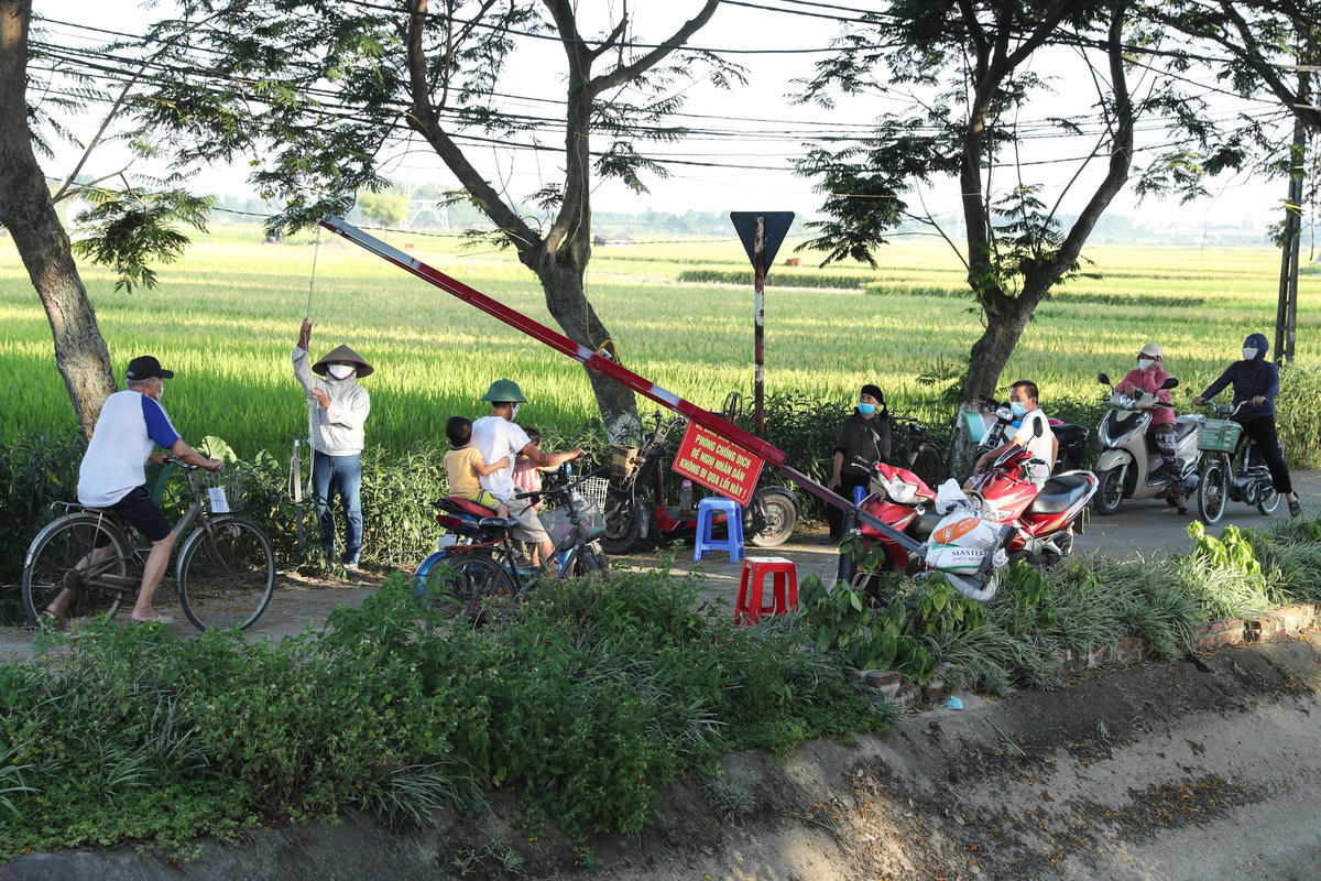 Hàng rào kiểm soát người ra vào làng tại đường Thụy Lôi, Đông Anh, Hà Nội, đây là khu vực thuộc địa phận Hà Nội giáp ranh với tỉnh Bắc Ninh.  