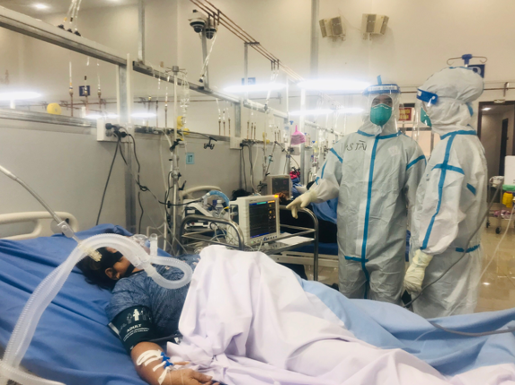 bác sĩ Lâm Văn Tài và Điều dưỡng Đào Thị Quỳnh trao đổi công việc trong kíp trực. Ảnh: Minh Tâm. 