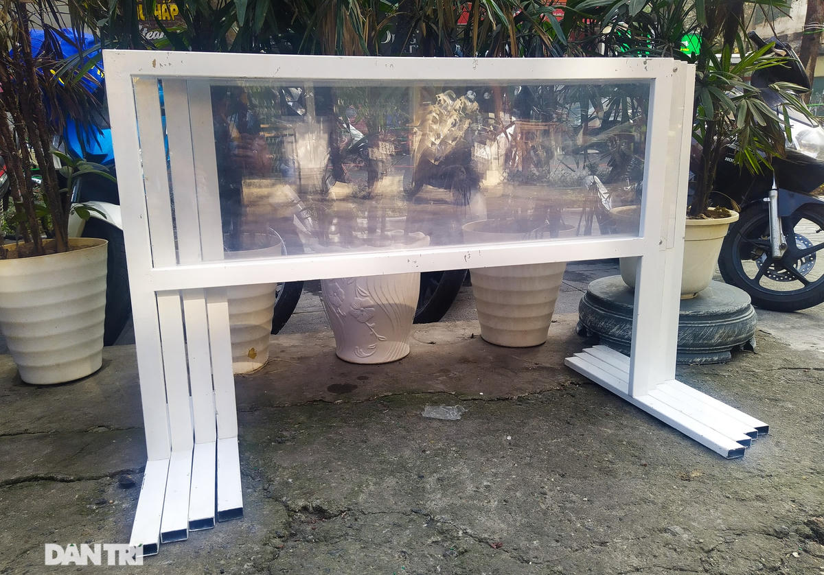 Khi khách hàng ra về, nhân viên của quán lại mang vách ngăn đi vệ sinh sạch sẽ, xếp gọn vào một góc quán.