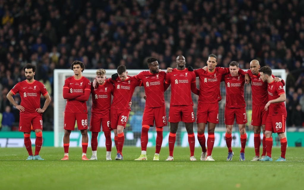 Các cầu thủ Liverpool đứng chờ trong loạt sút luân lưu.